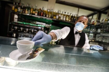 Ordina un caffè e lascia 50 euro, “E' il minimo, sono dipendente pubblico e sono fortunato”