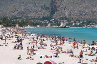 Folla e controlli a Mondello, rispettato il distanziamento sociale