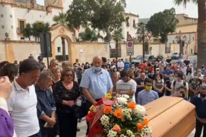 A Cinisi il funerale di Giuseppe che lascia moglie e 7 figli, in mare ancora 2 uomini