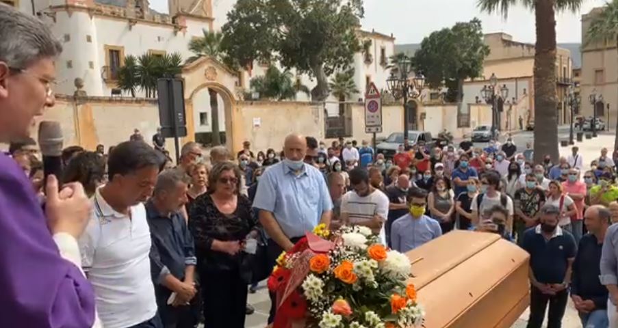 A Cinisi il funerale di Giuseppe che lascia moglie e 7 figli, in mare ancora 2 uomini