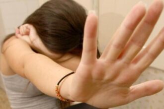 Palermo, prof di 60 anni arrestato per violenza sessuale su alunna