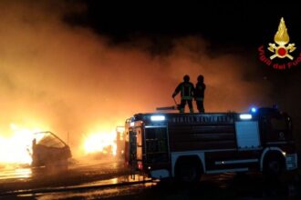 Paura a Borgo Molara, tanica di benzina data alle fiamme davanti tabaccheria