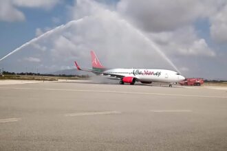 Arriva il primo volo Albastar e a Birgi c'è il "cannone di acqua" (VIDEO)