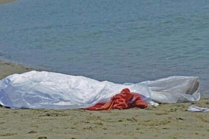 Tragedia a Mondello, donna entra in acqua e muore