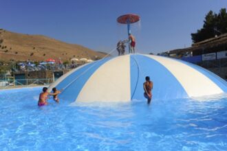 Si tuffa in 90 cm di acqua all'Acqua Park, gravissimo un ragazzo