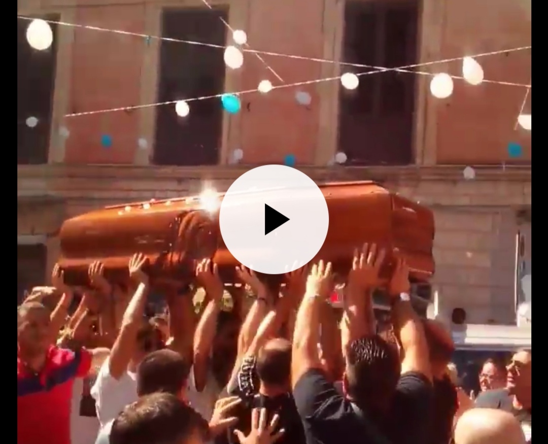 Strazio al funerale di Giovanni Albamonte tra canzoni neomelodiche e applausi (VIDEO)