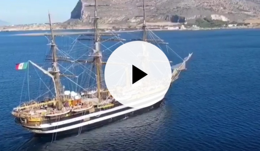 Il veliero Amerigo Vespucci incanta a Favignana (VIDEO)