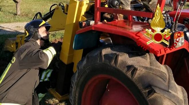 Dramma a Prizzi, agricoltore si incastra nel trattore: amputato il piede