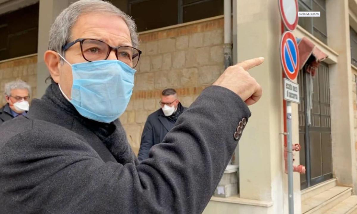Troppi senza mascherina e Musumeci bacchetta i siciliani