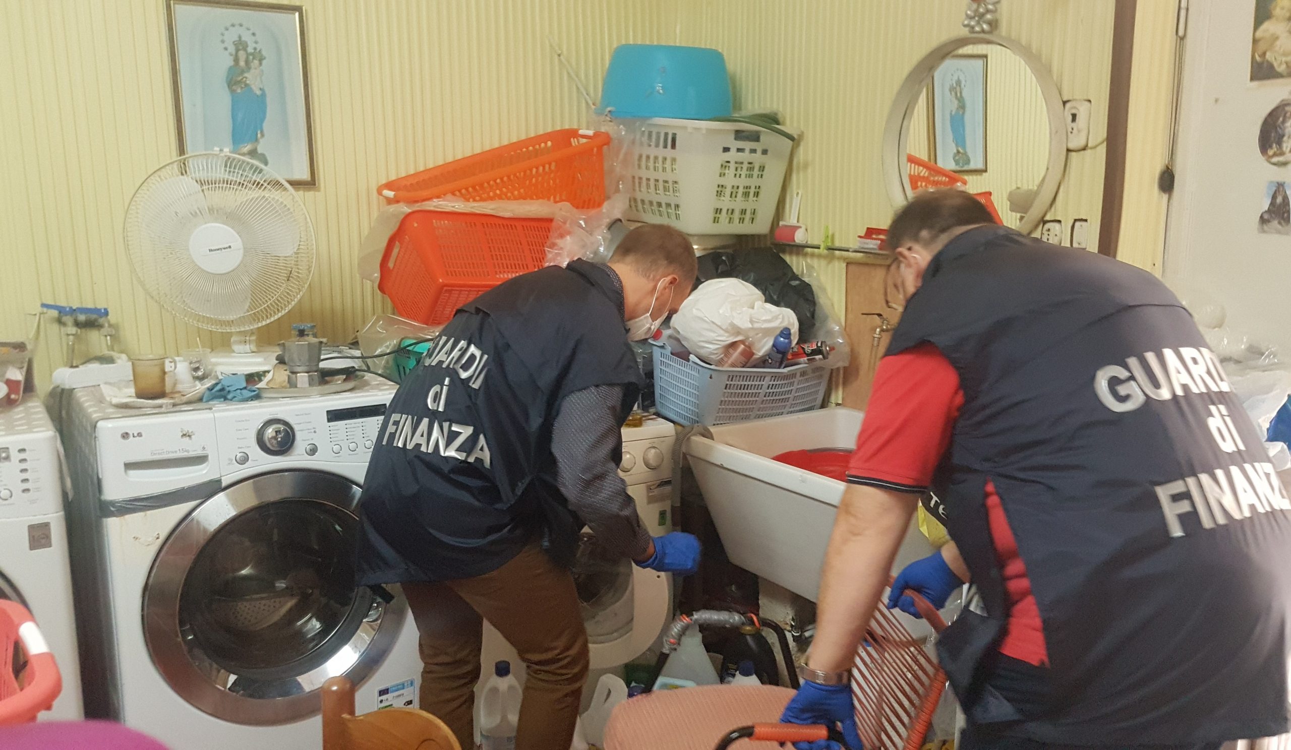 Sequestrata lavanderia abusiva a Borgetto, denunciate due sorelle (VIDEO)