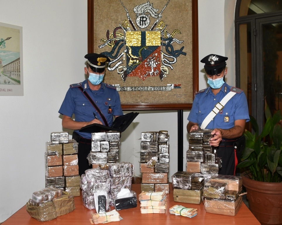 Droga al calcetto, a Palermo sequestrati 85 chili di hashish e 45 mila euro