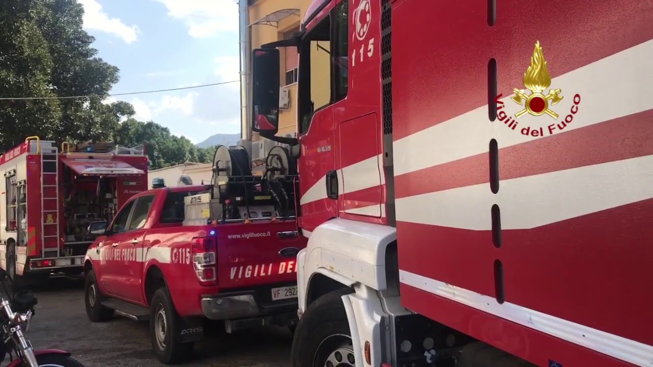 Incendio a Mezzomonreale, intervengono i Vigili del Fuoco (VIDEO)