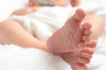 Abbandonata 2 volte da donne dell'Est, la storia da Palermo che commuove l'Italia