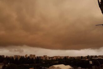 A Palermo il cielo si tinge di giallo, poi il temporale