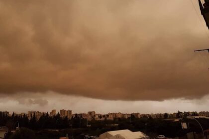 A Palermo il cielo si tinge di giallo, poi il temporale