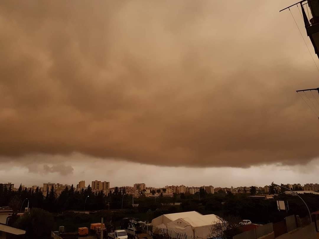 A Palermo il cielo si tinge di giallo, poi il temporale