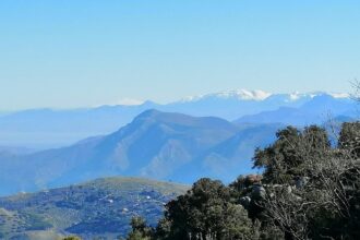 Incanto a Monreale, l'Etna appare dai monti di San Martino delle Scale