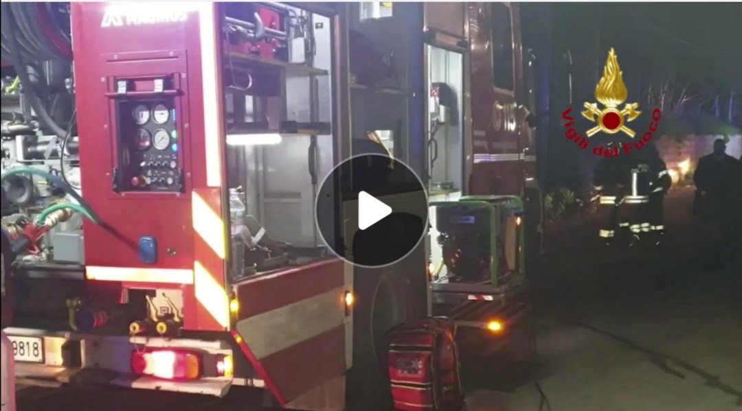 Incendio in via Altofonte distrugge magazzino (VIDEO)