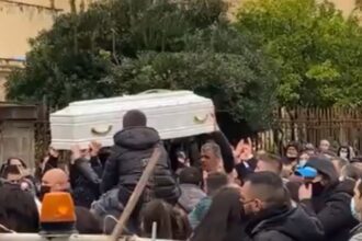 Il funerale di Antonella Sicomoro, lacrime e disperazione sulla piccola bara bianca