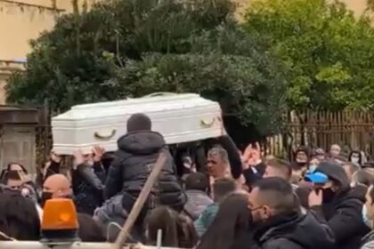 Il funerale di Antonella Sicomoro, lacrime e disperazione sulla piccola bara bianca