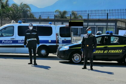 Vende cozze nella piazza di Carini, abusivo sanzionato