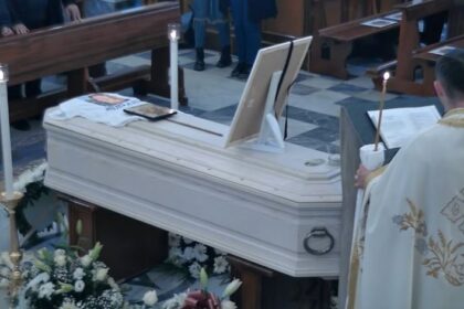 Dolore e lacrime al funerale di Andrea Romanasu ad Altavilla Milicia (FOTO e VIDEO)