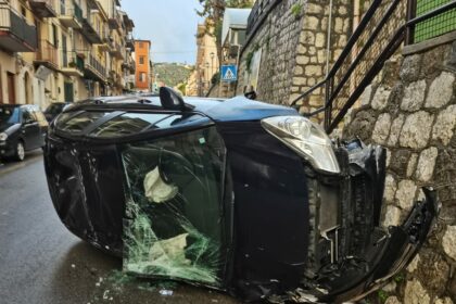 Pauroso incidente a Monreale, auto si ribalta e donna in ospedale (FOTO)