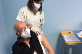 Covid, via ai vaccini agli over 80 ma servono più dosi (VIDEO)