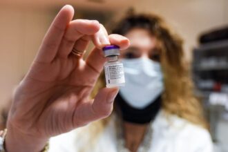 Via al vaccino ai farmacisti, "Usiamo farmacie come punti di vaccinazione"