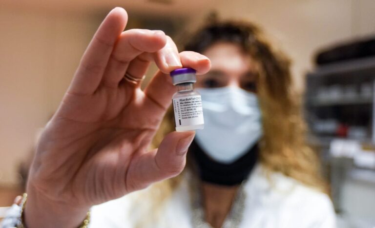 Via al vaccino ai farmacisti, "Usiamo farmacie come punti di vaccinazione"