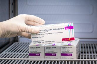 Stop al vaccino AstraZeneca in tutta Italia, decisione a scopo precauzionale