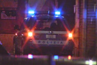 Mega festa a Mondello ma arriva la polizia, 50 ragazzi nei guai