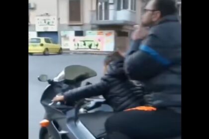 Follia a Palermo per TikTok, a 8 anni guida moto senza casco: multato il padre