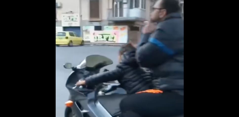Follia a Palermo per TikTok, a 8 anni guida moto senza casco: multato il padre