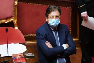 Sileri, “Riaperture irreversibili ma presto per togliere coprifuoco”