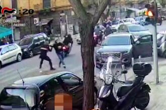 Rapina al Conad, Carabiniere affronta 4 malviventi /VIDEO