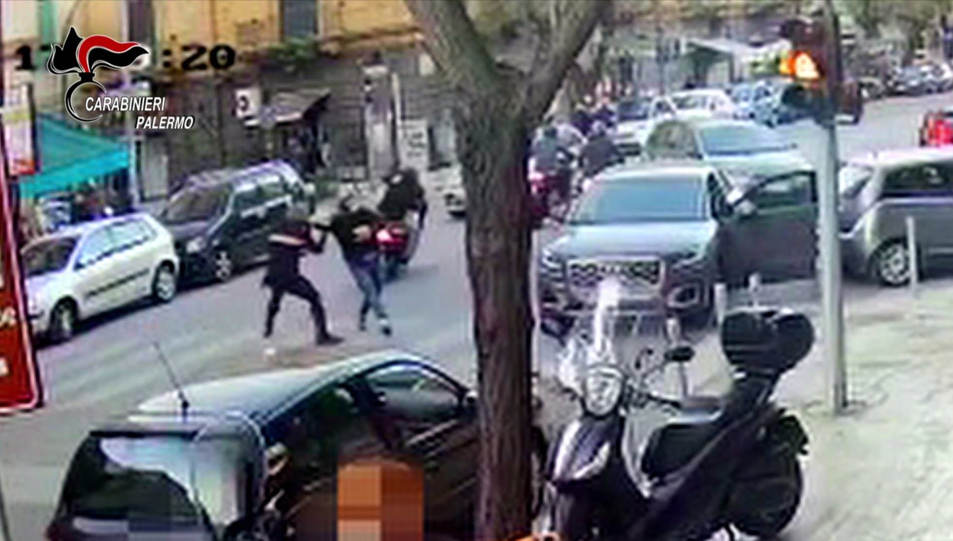 Rapina al Conad, Carabiniere affronta 4 malviventi /VIDEO