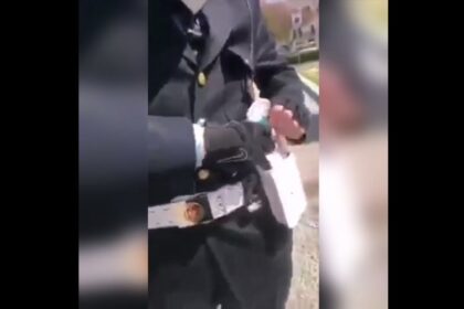 Non indossa la mascherina, arriva la Municipale e scoppia il caos (VIDEO)