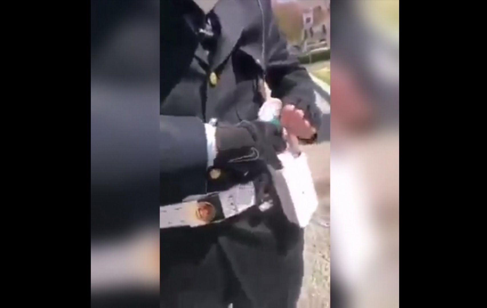 Non indossa la mascherina, arriva la Municipale e scoppia il caos (VIDEO)