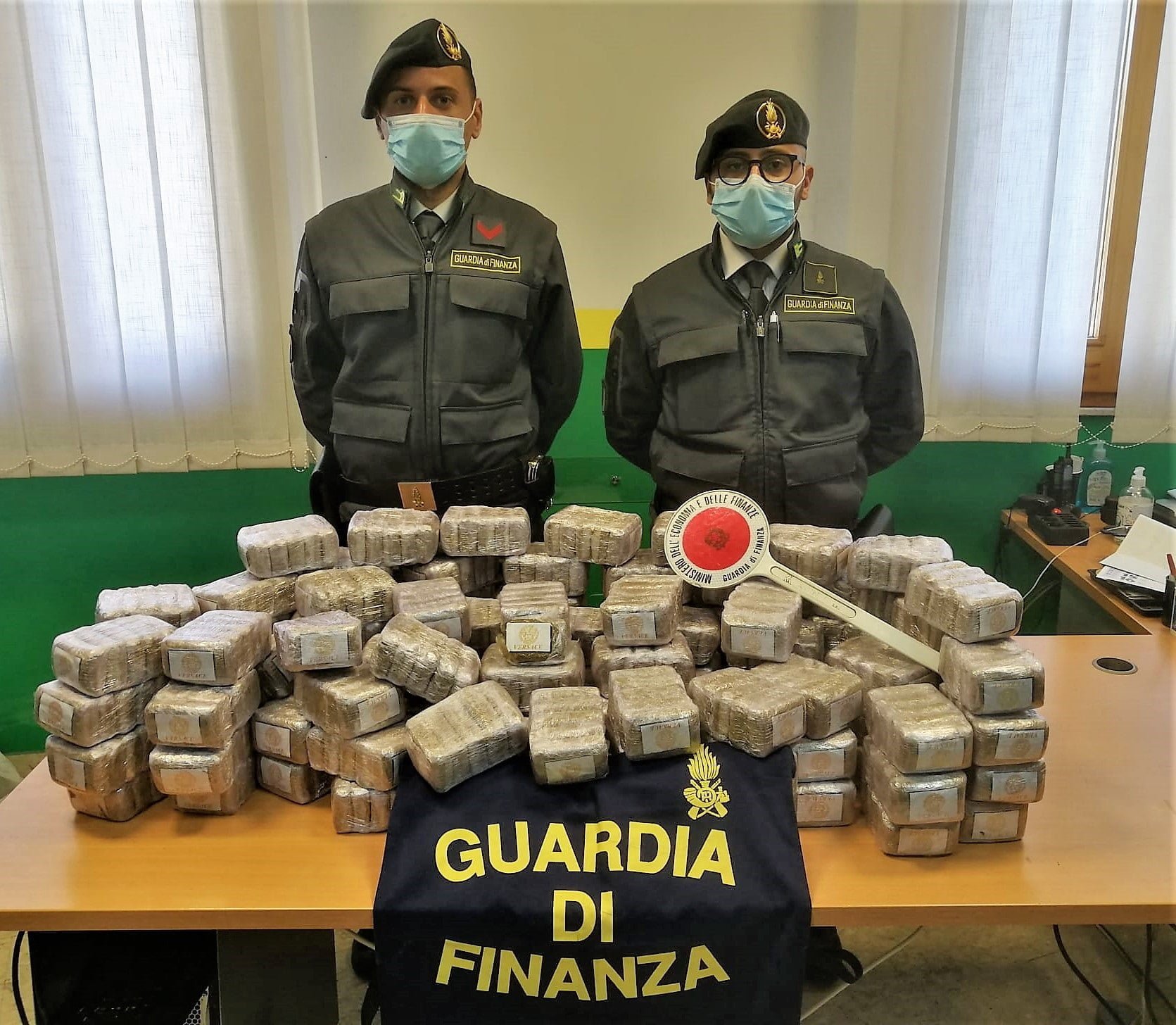 Da Napoli sbarcano a Palermo con 60 chili di droga, arrestati