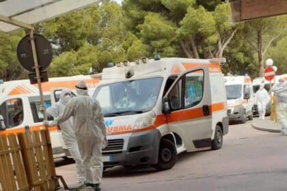 Ambulanze in fila negli ospedali e reparti Covid deserti, "Serve riconversione"