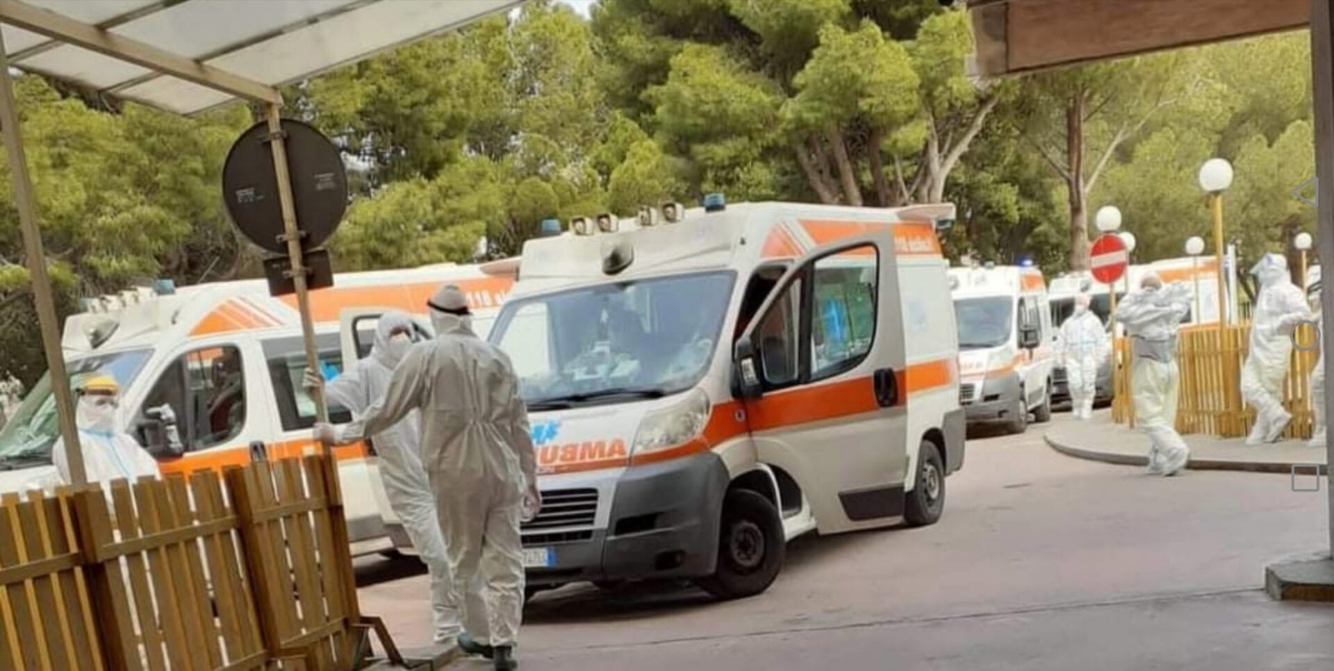Ambulanze in fila negli ospedali e reparti Covid deserti, "Serve riconversione"