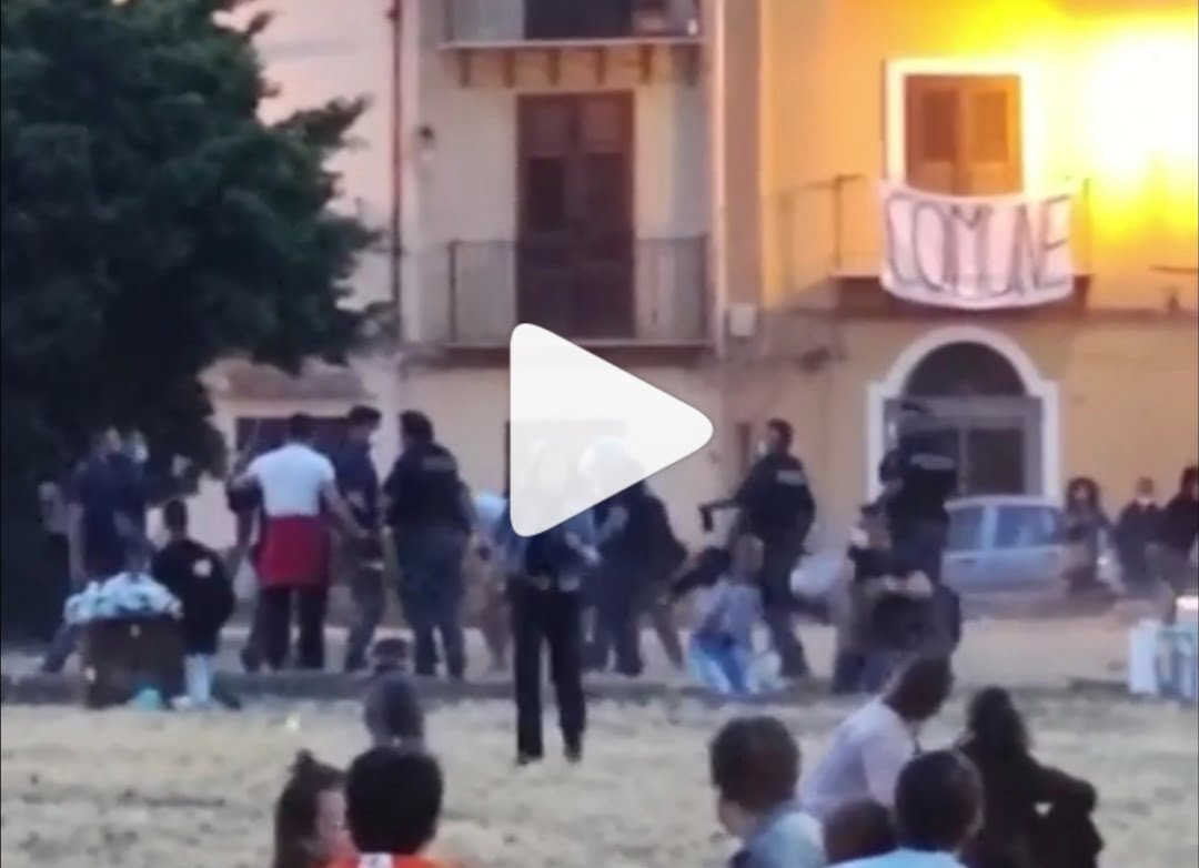 Maxi rissa alla Magione, bottigliate contro i poliziotti (VIDEO)