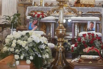 Virginia e Carmelo ora sono due angeli, strazio al funerale