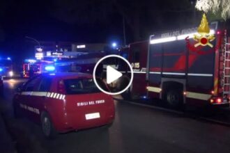 Notte di paura a Palermo, distrutto da un incendio un capannone (VIDEO)