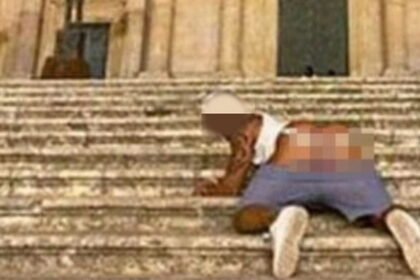Si fotografa col sedere al vento davanti al Duomo di Noto, multa di 10 mila euro