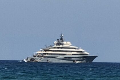 Mister Amazon, avvistato con il suo mega yacht a Balestrate