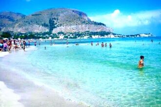 Mare inquinato da Mondello a Capo Gallo, scatta il divieto di balneazione