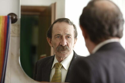 Offese a Pino Maniaci nella piazza di Partinico, la sua storia su Netflix