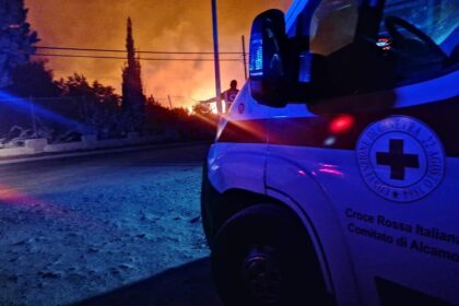 Terrore a Scopello, tre incendi devastano la costa, turisti e residenti evacuati